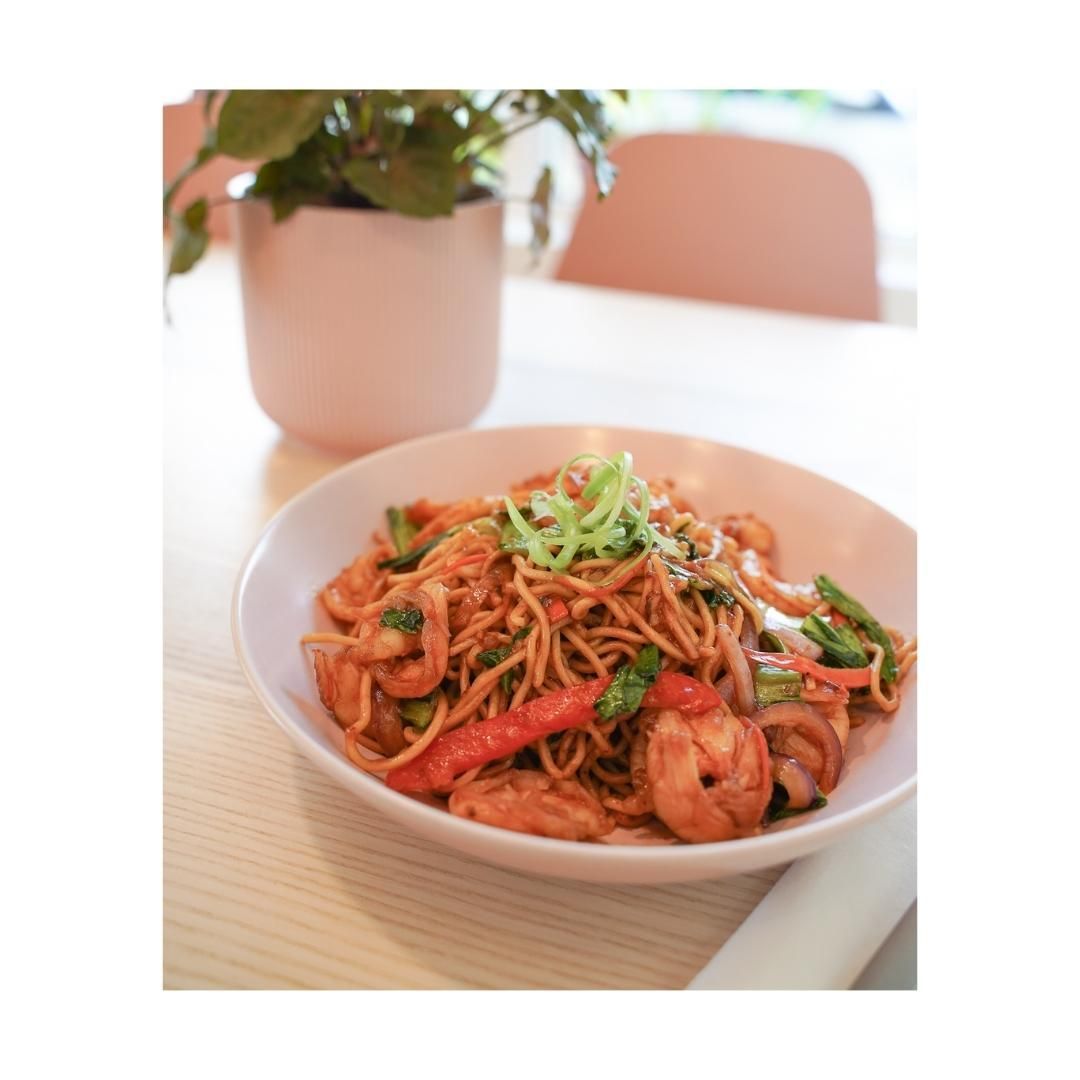 Back by popular demand! The Shrimp Lo Mein: Egg Noodles, SoSo Hoisin Sauce, Bok Choy, Scallion, Carrots, Red Onion, Red Bell Pepper. Available until Sunday 6/26
.
.
.
@breadbyjohnny